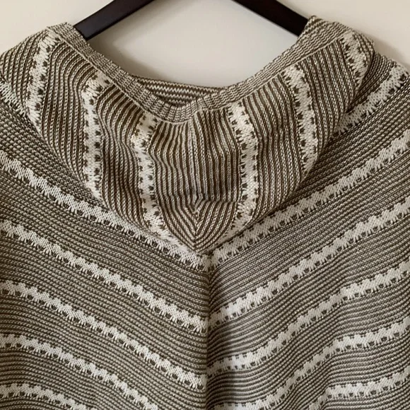 BCBG MAX AZRIA OLIVE GREEN CREAM GOLD METALLIC STRIPE HOOD FRINGE PONCHO SZ S/M - Picture 9 of 10